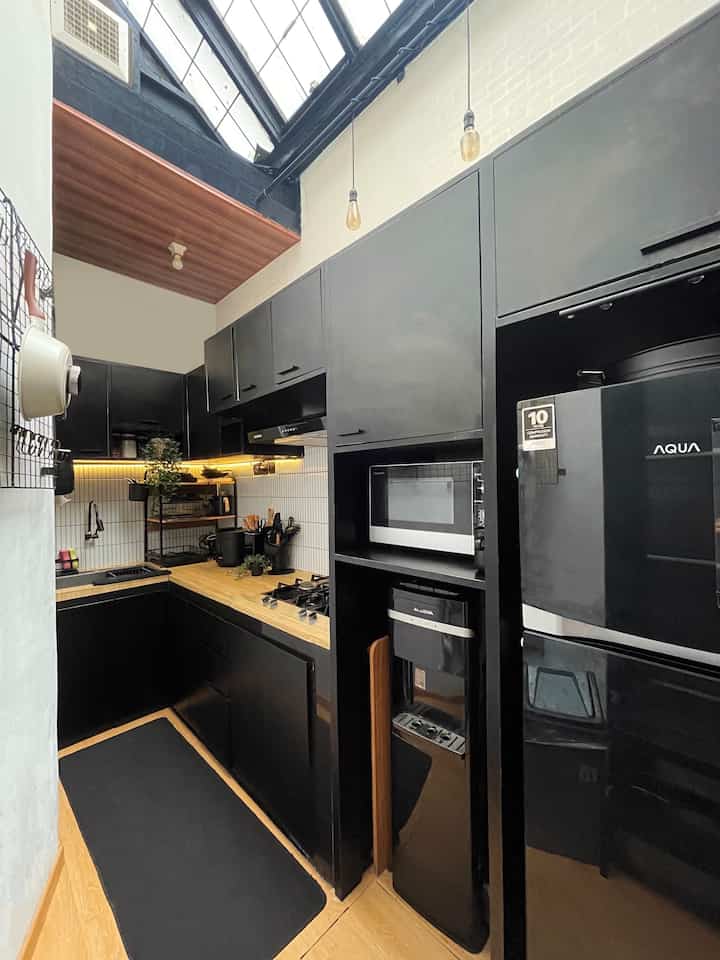 —— Kitchen Organization 🖤

Dapur kecil, fungsi maksimal ✨
Meski mungil, dapur ini tetap rapi dan fungsional dengan penyimpanan yang cerdas. Kunci utama? Rak tersembunyi, laci tarik, dan pemanfaatan ruang vertikal!

✔ Rak piring built-in yang bikin cuci dan simpan jadi lebih praktis.
✔ Laci bumbu geser biar rempah-rempah tetap rapi dan gampang diakses.
✔️ Toples-toples berisi bumbu dan tepung-tepungan biar lebih rapi dan ga banyak plastik warna warni. 
✔️ Keranjang yang senada untuk menyimpan stock makanan.
✔ Warna hitam elegan yang bikin dapur mungil tetap stylish & modern.

Semoga menginspirasi 🖤✨

#Kitchenset #kitchensethitam #kitchenkabinet #storagedapur #komportanam #vynildapur #kesetdapur #rakpiring #toplesbumbu  #KitchenOrganization #DapurRapi #PenyimpananDapur