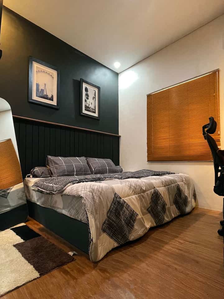 —— Small Bedroom Inspo

Kombinasi warna hitam, putih, dan unsur kayu bikin kamar 3x3 ini punya vibes yang modern dan cozy. Ada spot kerja juga di sudut yang tetap nyaman, jadi istirahat dan produktivitas tetap seimbang.

Semoga menginspirasi 🥰🖤🤎 

#divan #divankasur #divanlaci #springbed #bedcoverset #standingmirror #venetianblind #wallbatten #workspace #DarkWall #MonochromeRoom #BlackAccentWall #MinimalistInterior #bedroomdecor #bedroominspo #smallbedroom #kamartidur #inspirasikamar 