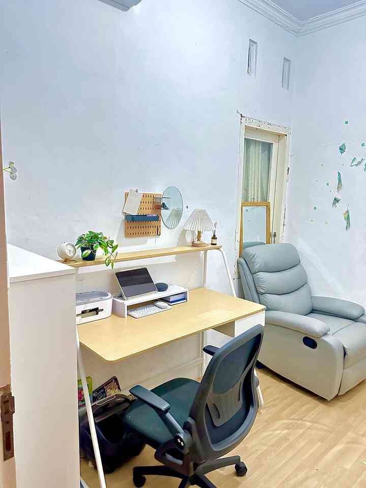 Ruang kerja kedua dirumah ini berukuran 2x2,5m 

Vibe dari home office ini simple elegan dengan menggunakan furniture yg fungsional dan warna terang yg menyatu dengan lainnya

Tidak banyak barang yg ada diruang ini hanya meja kerja,kursi kerja,ada rak buku disudut dan sudut lainnya ada kursi santai..
Semoga menginspirasi teman-teman semua 😊
#homeoffice #ruangkerjadirumah #kursikerja #mejakerja #rakbuku #kursisantai