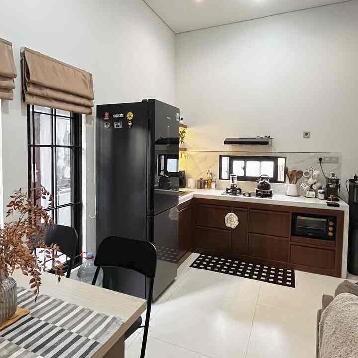 Island Table Multifungsi

Dapur ini tidak memiliki meja makan yang besar, namun kami lebih memilih Island Table. 
Island table di dapur ini kami buat custom yang dimana ukurannya disesuaikan dengan kebutuhan kami. 

Island table ini bisa dipindah tempatkan karena memiliki 4 buah roda dibawahnya dan fungsi lainnya bisa untuk menyimpang barang-barang kebutuhan dapur. 

Menurut kami ide seperti ini sangat penting untuk tetangga yang memiliki dapur minimalis di area open space. 

#KitchenSet #KitchenSetMinimalis #KitchenOrganization #DapurRapi #PenyimpananDapur #DapurMinimalis #DapurMultifungsi 