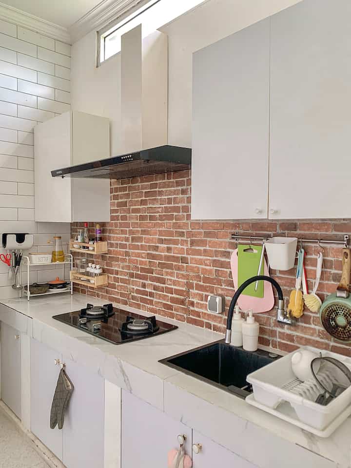 Kitchen Organization 👩‍🍳🍳✨

Hai O!house, kali ini share material dan perintilan dapurku dengan sedikit tips dari aku pribadi biar dapur kalian awet, bebas kecoa, bersiiih sepanjang hari ✨
📌CUPBOARD ~ tempat penyimpanan piring, mangkuk dan segala tableware. Nah biar aman dari jamur pasangnya wajib di bagian backsplash jangan tempel di area tembok langsung jadi ga gampang lembab. So bikin area backsplash kalian lebih luas.
📌Rak Bumbu kayu ~ designnya pas banget buat naruh segala macam set bumbu dapur, mau ambil garam, lada, kaldu dll jadi praktis sat set…🌿
📌Sink ~ hati hati kalau pilih sink yaaa pastikan 100% stainless biar aman. Jangan lupa selalu cuci gosok dengan brush dan sabun setiap selesai mencuci peralatan dapur biar sampah sisa makanan ga nempel dan jadi pertumbuhan bakteri.
📌Wall Rail ~ rail yang wajib di atas sink, bisa buat gantungin segala peralatan perang masak dan brush nih. 
Segitu dulu yaa, kapan-kapan bahas rak kayu besar untuk penyimpanan elektronik dapurku dan area kabinet bawah yang super simple..

#kitchenset #KitchenSetMinimalis #Backsplash #RakPiring #Cupboard #SinkDapur #KitchenOrganization #DapurRapi #PenyimpananDapur
