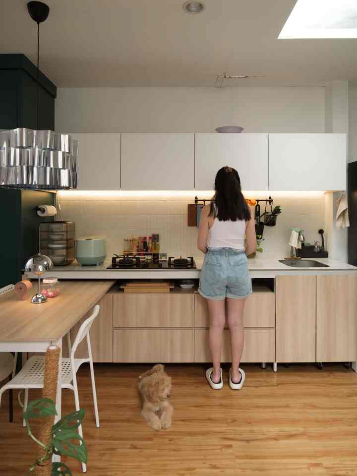 Dapur memang selalu jadi area yang paling sering dipakai. Makanya kita berusaha banget buat bikin dapur nyaman dipakai. Selain rajin bersihin, kita juga coba buat atur simpen barang-barang supaya rapi. Selain kabinet tertutup, kita juga pake toples buat simpen snack kecil, tudung saji tingkat buat makanan, troli buat peralatan cuci, dan wadah gantung buat utensil.

#toplesplastik #tudungsajibertingkat #kabinetdapur #troli #wadahgantung #kitchenorganization #dapurrapi #penyimpanandapur