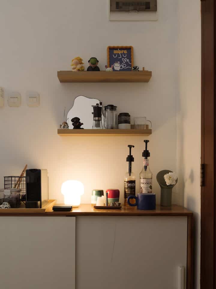 Coffee corner ini adanya dibalik pintu. Ga deket jendela atau sumber cahaya lain. Jadi vibes nya agak gelap gitu deh. Malah jadi cocok ya cozy jazzy home cafe gitu.😊

#coffeecorner #sudutestetik #cozyroom #homedecor #homeinspiration #cornerinspiration #homecafe 