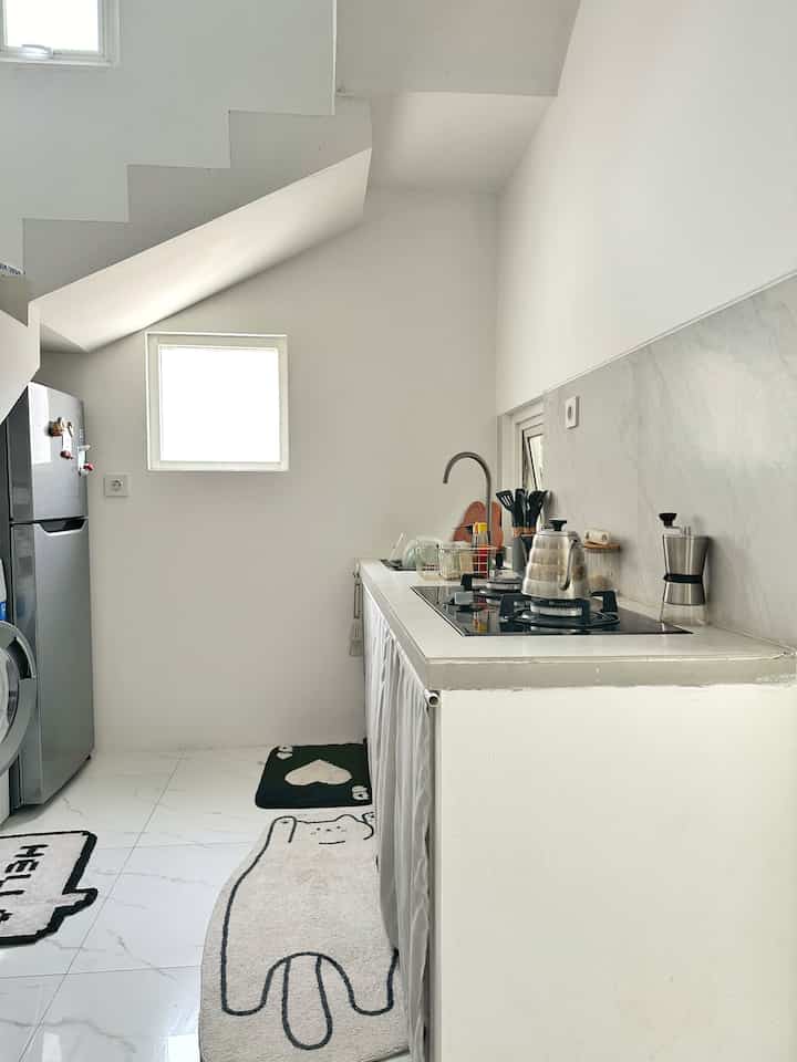 Tirai ini bikin dapur kecilku jadi lebih rapi ✨
-
jadi dibalik tirai ini ada banyak benda yang tersembunyi , karena belum rapi ku bisa spill beberapa storage yg bikin dapur rapi 

Pisau set, ada tempatnya sekaligus bikin rapi loh ternyata , aku pilih warna hitam 

Sutil set , ada tempatnya sekaligus juga bikin rapi tidak kececeran 

Rak besi serbaguna , bisa buat tempat bumbu agar lebih mudah untuk diambil

Tempat bumbu transparan, lebih mudah mengenali bumbu dengan kaca transparan kedap udara 


yuk share Kitchen Organizernya versi tetangga 🫶 


#KitchenOrganization #DapurRapi #PenyimpananDapur #WarnaCatPutih #TempatPisau #Cat #TopTableGranit #TempatBumbu #SutilSet #Kitchen #AngkaHouse 
