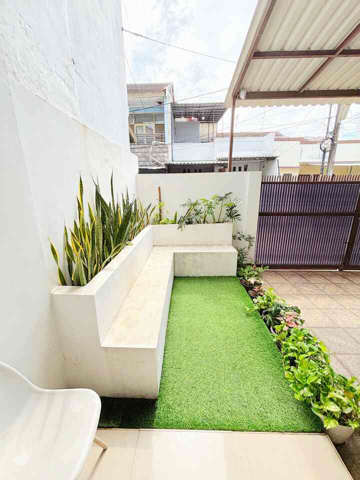 Ini adalah taman minimalis yang berada persis di depan pintu utama. Posisinya bersebelahan dengan carport.

Taman ini berukuran 1,8 x 3,5 meter/ segi. Ada tempat duduk yang terbuat dari beton dengan isian puing di dalam dudukannya dan ada space untuk tanaman di bagian belakang dudukan.

Kami tambakan rumput sintetis agar terkesan lebih hijau dan asri.

Selain itu ada tanaman yang kami taruh di pot juga dan tersusun rapi di pinggirannya.

Semoga informasi ini bermanfaat ya tetangga 🫶

#Taman #TamanRumah #TamanMinimalis #TamanRumahMinimalis #TamanMungil #InspirasiTaman #TamanIndoor 