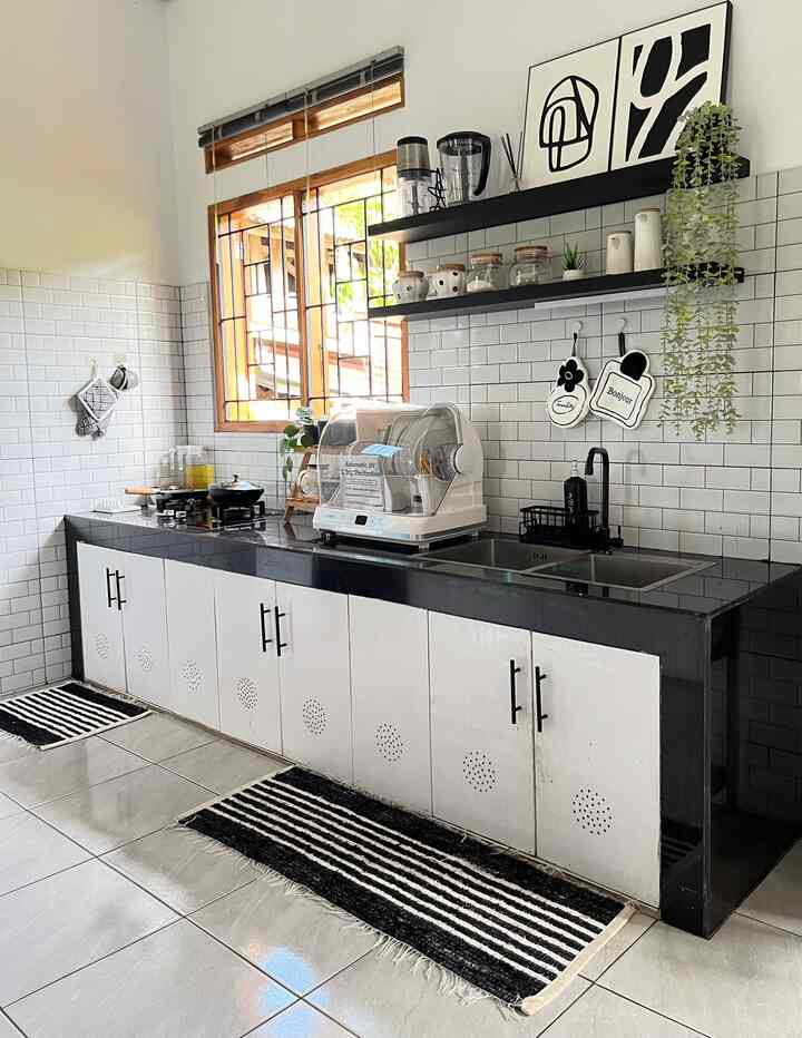 Tips agar dapur terlihat rapih walaupun belum punya kitchen set salah satunya menutup kolong meja dapur. Kolong meja dapur aku tutup menggunakan multiplek yang di cat warna putih dan di beri engsel sendok serta handle berwarna hitam. Di kolong ini aku pakai tempat penyimpanan refill persabunan dan gas serta wajan-wajan. 

Kemudian tips lainnya adalah semua barang harus punya tempatnya. Yes untuk permbumbuan aku gunakan rak kayu. Untuk teh dan sejenisnya aku simpan di atas ambalan. Untuk alat makan aku gunakan storge rak penyimpanan sekaligus sterilizer. Dan untul alat masak serta gedget dapur lainnya yanb sering di gunakan aku simpan di rak besi insudtrial. 

Jika semua ada tempatnya tentu saja kan dapur yanh beljm punya kitchen set ini tetap terlihat rapih. 

#bumigerrd #DapurMinimalis #DapurMonochrome #RakBumbuSerbaguna #BackSplashDapur #AmbalanDapur #RakBesindustrial #KitchenOrganization #DapurRapi #PenyimpananDapur