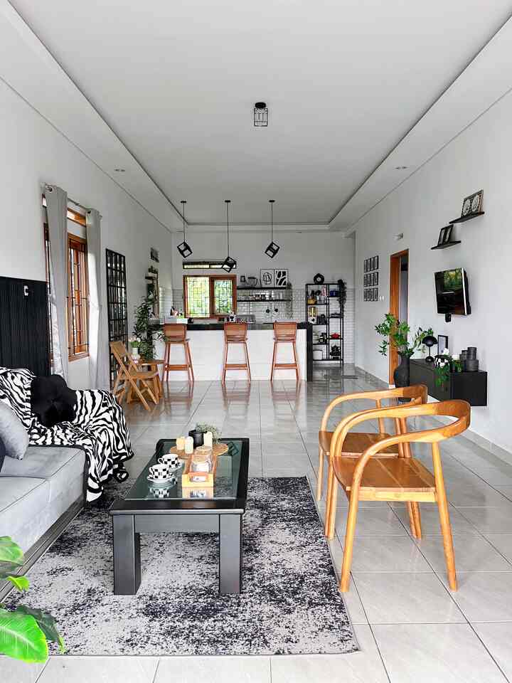 Haai ini dia penampakan ruang open space yang berukuran 12x4m. Sengaja kami memilih konsep open space agar terlihata luas dan mudah berinteraksi. Tapi minusnya untuk ruang open space gini kita harus rajin banget bebenah karna berantkan sedikit aja bisa terlihat dari semua sudut heheh. 

#bumigerrd #RumahMinimalis #RumahOpenSpace #RumahMonochrome #KarpetAbstrak #SofaRetro #KursiKayuJati #MacrameMonocrhrome #DekorasiRuangOpenSpacr