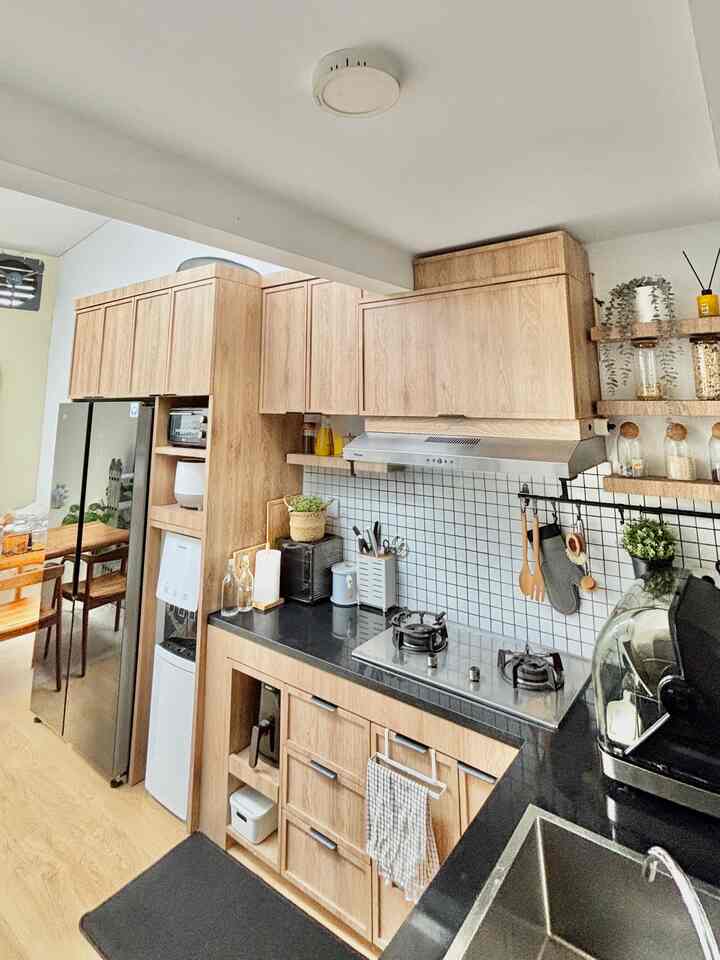Kitchen area ini awalnya hanya berukuran 1.6m yang kita tambahan sedikit menjadi letter L seperti ini.

untuk dapurnya kita pastikan semua kabinetnya di maximalkan kebutuhannya sesuai yang kita pakai dirumah, ada rak piring di atas cooker hood karna sebenarnya tidak ada lagi space di dapur ini.

walaupun dapurnya mini tapi tentunya bisa berfungsi dengan baik🩵

#backsplashdapur #backsplash #cookerhood #komportanam #hpltaco #toptabledapur #toptablekitchen #KitchenOrganization #DapurRapi #PenyimpananDapur #dapurminimalist #dapurinspirasi #kitcheninspo #kitchenarea #kitchenkabinet #kabinetdapur 