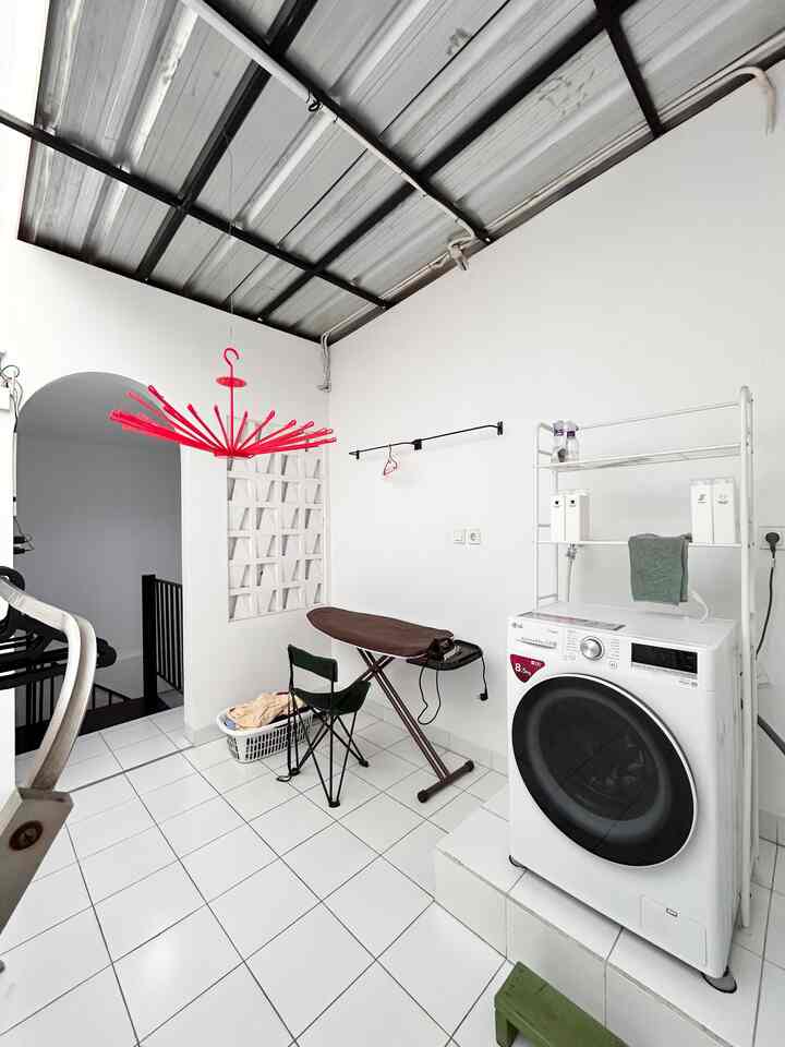 Spill Service Area-Laundry Room ✔️

Untuk material sederhana saja hanya keramik putih dan cat dinding eksterior putih. Untuk lubang angin kami gunakan roster dan untuk atap rangka besi hollow dan penutup atap gelombang yang sebagian transparan agar tidak terlalu panas.
Di area ini ada meja setrika, mesin cuci dan tempat jemuran . Tempat untuk gantung jemuran cukup banyak karena masih ada bayi yang pakaiannya kecil-kecil dan banyak . Di atas mesin cuci kami letakkan rak untuk tempat detergen dan cairan pembersih.

#Laundryarea #Mesincuci #KeramikLantai #RakJemuran #Besigantungan #LaundryMinimalis #IdeLaundryArea #DesainLaundryArea #StorageLaundry #ServiceArea
