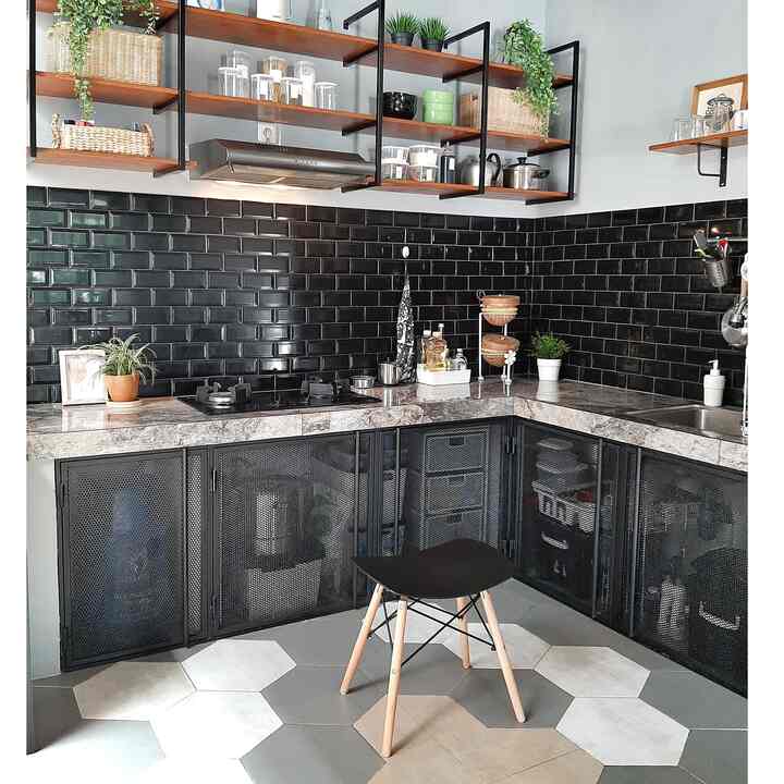 Dapur dengan kabinet terbuka ada enak ga nya, enaknya karna kliatan jdi kita bisa langsung tau dimana letak barangnya, ga enaknya udh pasti debu jdi setiap mau pakai harus dicuci/dilap dulu  & ga bisa berantakan krna merusak penampilan. dengan storage yg terbatas kita harus pinter2 menyimpan barang, sekiranya barang yg udh ga kepakai lagi better langsung di declutter 


#industrialstyle #kitchenorganization #dapurrapih #penyimpanandapur #kabinetdapur #kitchenstorage #dapurindustrial 