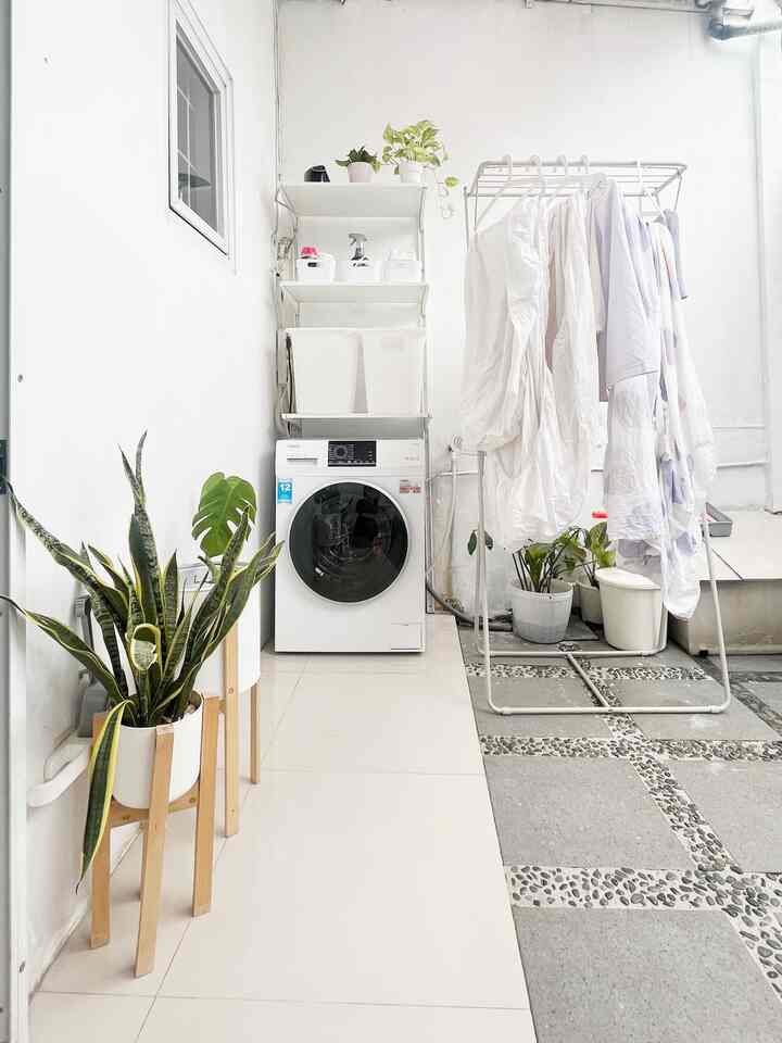 Laundry area super mini. Tapi cukup banget buat kebutuhan kami di rumah. Aku pake rak Algot (sekarang Boaxel) dari IKEA. Bisa buat wadah baju kotor dan detergent. Dominasi warna putih match dg dinding warna putih juga. #LaundryArea #ServiceArea #RakIKEA #LaundryAreaMinimalist #Laundry 