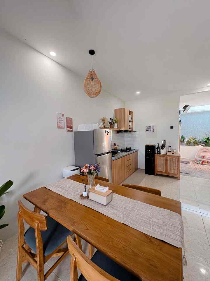 Dapur ukuran 2.3m ini buat aku jadi lebih irit untuk beli barang. Space yang tersedia memang sengaja di buat supaya tidak menumpuk banyak perabotan. Dengan laci tersembunyi bikin dapur jadi lebih rapi.
#KitchenSet #KitchenSetMinimalis #WarnaCatRumah #Cat #KichentOrganization #DapurRapi #PenyimpananDapur
