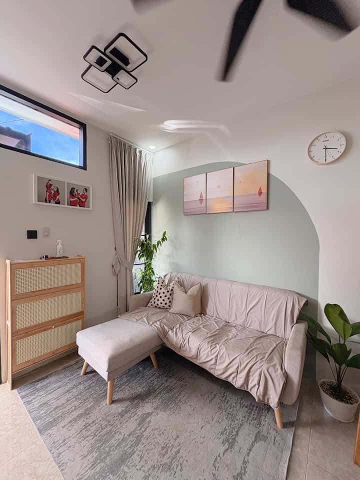 Living room refresh

Ganti rak sepatu dan bantal baru di area living room. Wishlist yang akhirnya terbeli bulan ini 😉

#LivingRoom #LivingRoomRefresh #WarnaCatDinding #SofaNyaman #Cushion #NewCushion #RakSepatuSusun