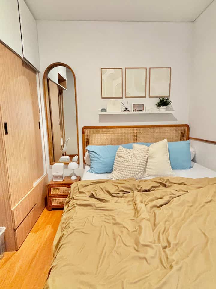 Bedroom with wooden nuances, this room is only 3x3m in size! but we try to make this room the most comfortable place in the house.

in the room we deliberately do not install a TV because to watch TV we specifically watch in the living room area.

for the mattress and wardrobe we customize according to the size of the room 🤍

#duvet #coverduvet #bantal #ambalankamar #cermindinding #wallartdecor #bedroominspo #bedroomstyling #bedroominspiration #bedroomdecor