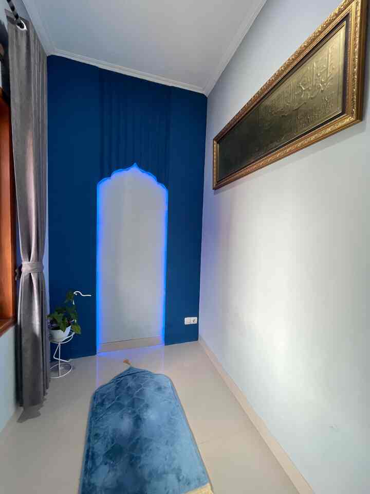 Mushola ini berukuran 2 x 1,8 m, Mihrabnya terbuat dari material papan gypsum dan alderon yang di cat dengan warna Cat Nippon kode Bachelor. 
Lalu kami hiasi dengan bunga hidup jenis syngonium batik karena bunga ini termasuk jenis bunga yang bisa menyerap kotoran dan dapat disimpan di dalam rumah. 
Standing potnya custom dengan bentuk bangau. 
Untuk menyimpan alat shalat dan quran kami simpan di loker belakang partisi. 

#mushola
#idemushola
#musholamini
#sejadahtebal
#mihrab
#diymushola
#standingpot

