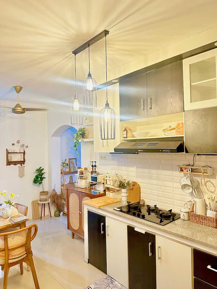 ✨untuk kitchen organization dirumah ini terdapat kitchen set sampai plafon untuk memaksimalkan fungsi dan tempat
✨terdapat beberapa laci tersembunyi dan beberapa rak sisip agar dapat menyimpan banyak barang
✨sudut didapur terdapat coffe corner yg didekorasi simple.Bikin dapur jadi lebih lengkap
#rakdinding #raksisipan #KitchenOrganization #DapurRapi #PenyimpananDapur