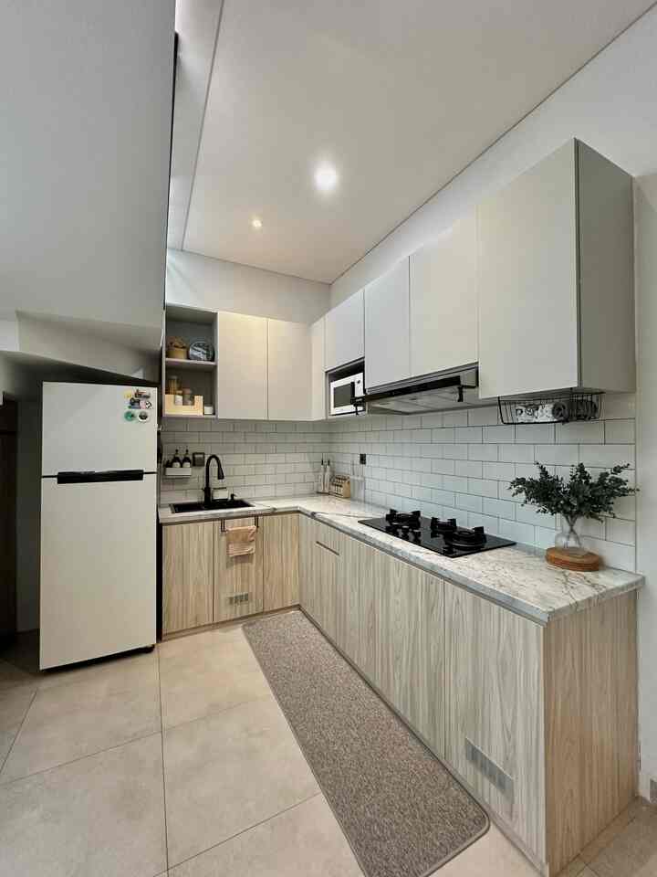 Bikin kabinet dapur dengan banyak penyimpanan biar lebih rapi ✨
Ini dapur dirumahku bentuk L shape, setiap rak dimanfaatkan untuk penyimpanan mulai piring, sampai alat elektronik supaya kebih rapi. Bagian samping kulkas aku manfaatkan untuk meletakkan lap tangan dan lainnya dengan menempelkan hook magnet.
#kitchenorganization
#dapurrapi
#penyimpanandapur
#homeinspiration
#dapurmodern 
#dapurminimalis
#cleankicthen
#kitchenhacks
#homedecor