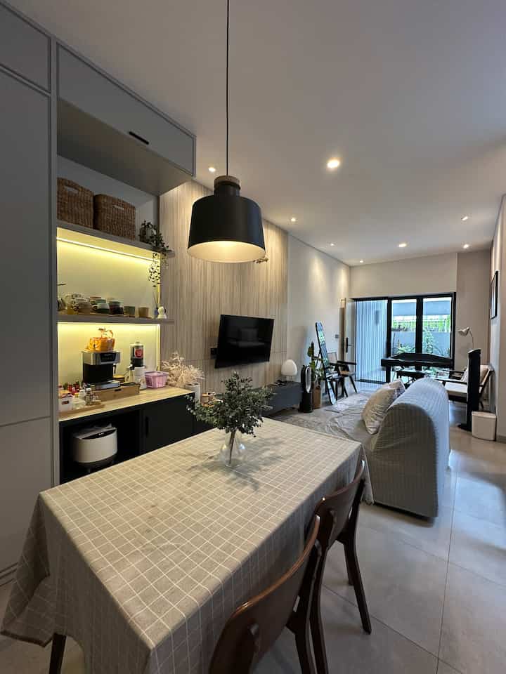 Rumah konsep open space bikin rumah lahan terbatas terlihat luas dan lega.
Padahal rumahku ini cuma lebar 6x 12 meter panjangnya. Menurutku ini hal yang bagus buat diaplikasikan ke rumah dengan lahan terbatas.
#openspace
#homedecor
#openplan
#rumahcluster
#homestyling
#inspirasirumah
#modernindustrial
#livingroominspo
#ruangkeluarga
#diningroom