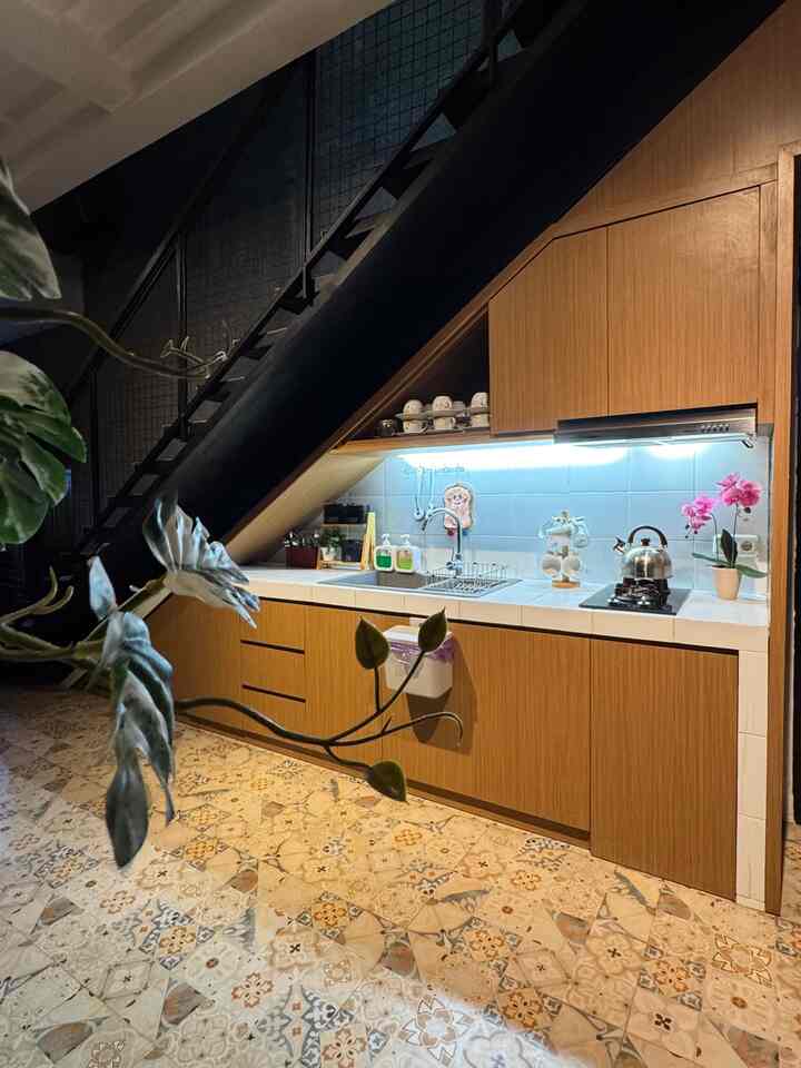 Tak hanya fungsional, kitchen set juga merupakan elemen dekoratif yang memiliki peran penting di area dapur. 

Model dan susunan kitchen set biasanya memberi dampak yang signifikan pada tampilan dapur. Oleh karena itu, kita juga perlu mempertimbangkan kualitas kitchen set secara estetika sebelum mengaplikasikannya.

Terlebih lagi, kitchen set termasuk furniture utama yang akan menentukan apakah dapur terlihat cantik dan nyaman saat digunakan. Jadi, memilih kitchen set dengan motif kitchen counter yang tepat adalah keputusan yang penting saat membangun dapur.

#KitchenOrganization
#DapurRapi
#PenyimpananDapur
#KitchenSet
#InspirasiKitchenSet
#GranitBatik
#InspirasiGranit 
#KomporTanam


