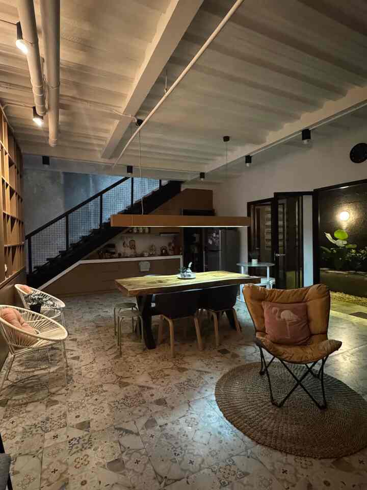 Suasana subuh di rumah kami maasyaAllah 🥰
Area favorit juga, teman atau keluarga langsung berkumpulnya disini, sambil masak kita bisa ngobrol disini juga dan bikin betah 😍

#RumahOpenSpace
#DiningRoom
#KitchenArea
#TamanIndoor
#InspirasiRumahOpenSpace
#RugNatural
#MejaMakanKayu
#InspirasiMejaMakan