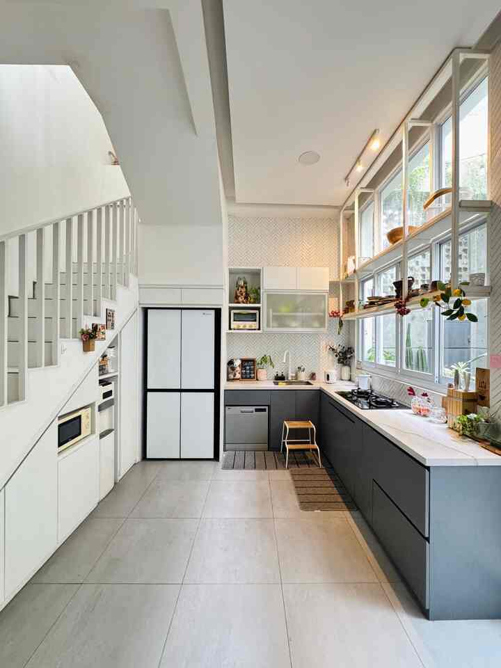 Rahasia Dapur Rapih Terus!

salah satu rahasia biar dapur rapih terus yaitu sistem penyimpanan. di dapur Rumah Semak, selain menyimpan di bawah counter dapur, kami juga punya pantry rahasia yang pintunya terletak di bawah tangga, di antara kulkas dan dispenser air. 

walaupun terlihat kecil tapi muat dua orang dewasa loh. disini kami menaruh segala kebutuhan makanan kering seperti bumbu masak kering, mie, sereal, pasta,beras sampai alat masak dan kitchen gadget. sedangkan pada bagian menyempit, kami manfaatkan sebagai storage galon air. 

#kitchenset #kitchensetminimalis #dapurputih #kitchenorganization #DapurRapi #PenyimpanDapur