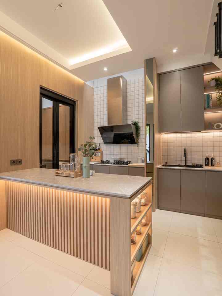 Aku suka preparation table yang luas, karena dapur ini nggak begitu besar, sebelum bikin dapur aku list apa aja yang mau aku simpan disini, jadi semuanya punya rumah dan gak berceceran di atas meja. Aku juga pilih design dengan kabinet tertutup biar ga berantakan dan minim debu. Sebisa mungkin aku simpan barang perzona, ini bisa bikin kerja di dapur lebih enjoy dan cepat.

#KitchenOrganization #DapurRapi #PenyimpananDapur #KitchenSet #KitchenSetMinimalis #Wallpanel #KabinetTertutup #KitchenIsland 