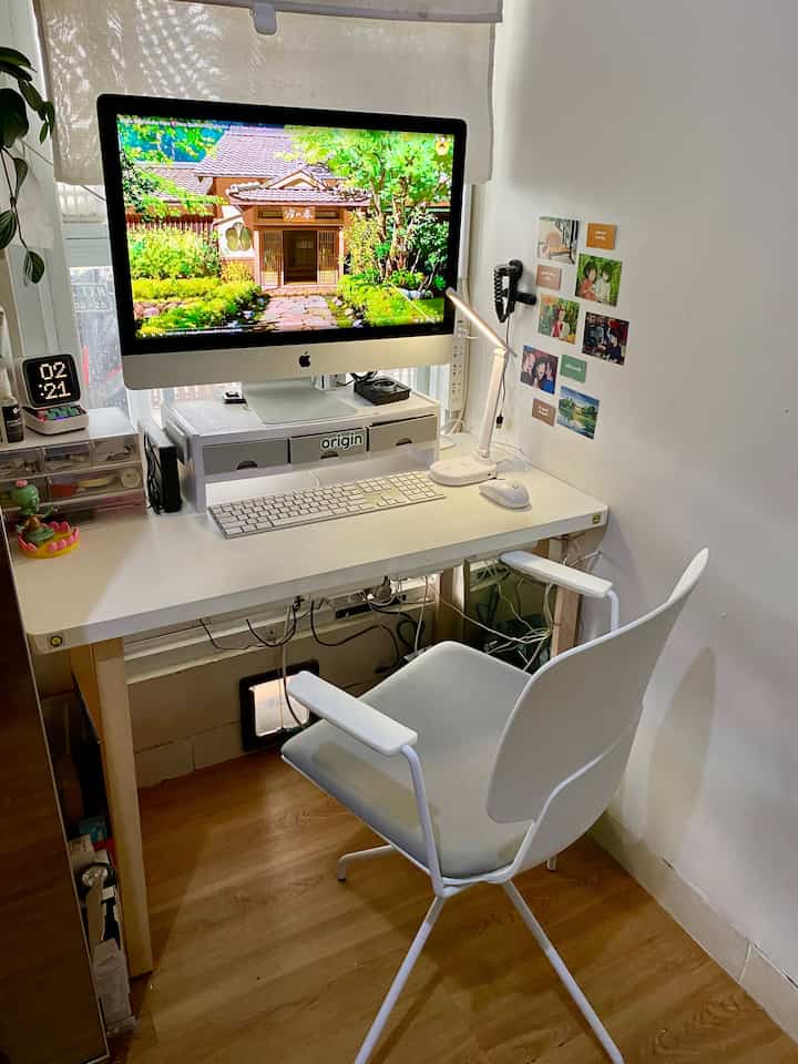 Meja kerja di kamar yang ukurannya minimalis 100cm aja. Minimalis tapi cukup buat paksu yang suka tetep ada kerjaan di rumah.

#mejakerjaminimalis #kursikerja #lantaivinyl #homeoffice #pojokan #ruangkerja #ruangbelajar