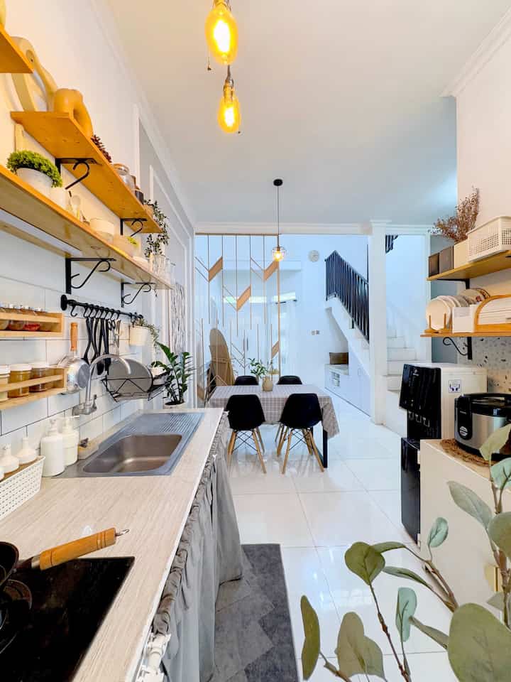 🔆 Penyimpanan Dapur Tanpa Kitchen Set 🔆

Karena ukuran dapurku hanya 2,2mx2,2m, dan lumayan banyak barang, sedangkan aku tidak memakai kitchen set dan tidak ada penyimpanan di ruang makan, maka aku memanfaatkan kolong meja dapur dan ambalan-ambalan di dinding sebagai area penyimpanan peralatan makan dan memasak.
Untuk kolong dapur aku menggunakan gorden waterproof yang murah meriah tapi cukup awet.
Sedangkan ambalan-ambalan di dapur ini aku memakai ambalan berbahan kayu jati belanda dan particle board, dipadupadankan dengan siku berwarna hitam supaya ada unsur klasiknya.
Lemari besi yang ada di dapur ini aku custom di bengkel las dekat rumah dengan material plat besi yang dicat putih dan knob gold supaya lebih centil.
Memang akan tricky sekali menggunakan ambalan seperti di area dapur ini, jika kurang matching akan sangat terlihat mengganggu, apalagi kalo sampai berantakan, jadi sebisa mungkin harus bisa menyusunnya dengan baik dengan warna yang masih senada.

#Kitchen
#DiningRoom
#Storage
#KitchenStorage
#DapurMinimalis
#Backsplash
#KeramikBevel
#LantaiGranit
#PlafonGypsum
#GordenKolongDapur
#Ambalan
#KitchenOrganization
#DapurRapi
#PenyimpananDapur