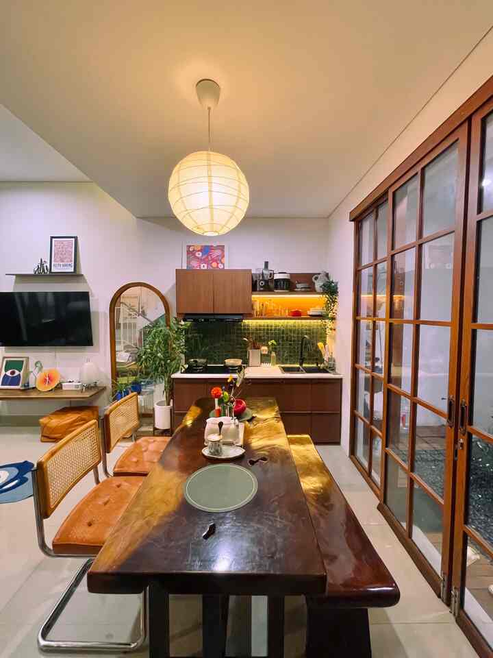 What’s in My Kitchen Cabinet👩‍🍳
Dapur segaris 2 meter, 2 kabinet atas, 2 ambalan dan 4 kabinet bawah.. dgn peralatan dapur secukupnya,muat apa aja??
.
-2 KABINET ATAS :
Dgn perbedaan compartmen sesuai fungsi. Sisi kiri terbagi 2 compartment atas bawah utk stock mie, snack, persaus-an, & pertepungan. Sisi kanan untuk minyak & tomples yg lebih tinggi.

-AMBALAN :
Bagian atas alat elektronik yg lebih tinggi, dekorasi dan mangkok+ulekan.
Bagian bawah utk perbumbuan yg krusial dan display panci-panci.

-KABINET BAWAH :
1. Rak Gas dgn dudukan + railing tarik.
2. Rak multifungsi ( rak tarik utk alat cutteleries, gantungan panci & saringan, dan sisi samping tambahan perbumbuan yg lebih lengkap).
3. Rak piring. (Hanya 5 piring + 1 mangkok + piring plastik rotan + gelas) 
4. Rak bawah sink dan alat kebersihan dapur.

-TOP TABLE : kompor tanam 2 tungku, Rak pisau+ sutil, sink pilih yg kedalamanya agak besar dgn rak peniris.
.
Jadi gimana udah kebayang kan punya Dapur minilamis ? dgn alat-alat dapur yg sesuai kebutuhan saja tp cukup utk memasak sehari-hari 🥰 semoga bs jadi referensi utk dapur kecil yaa🫶
#KitchenOrganization #DapurRapi #PenyimpananDapur #KabinetDapur #KitchenSetMinimalis #AmbalanDapur #DapurSegaris #HplDapurKayuGelap #SlidingDoorMotifKayu #AlatDapurMultifungsi