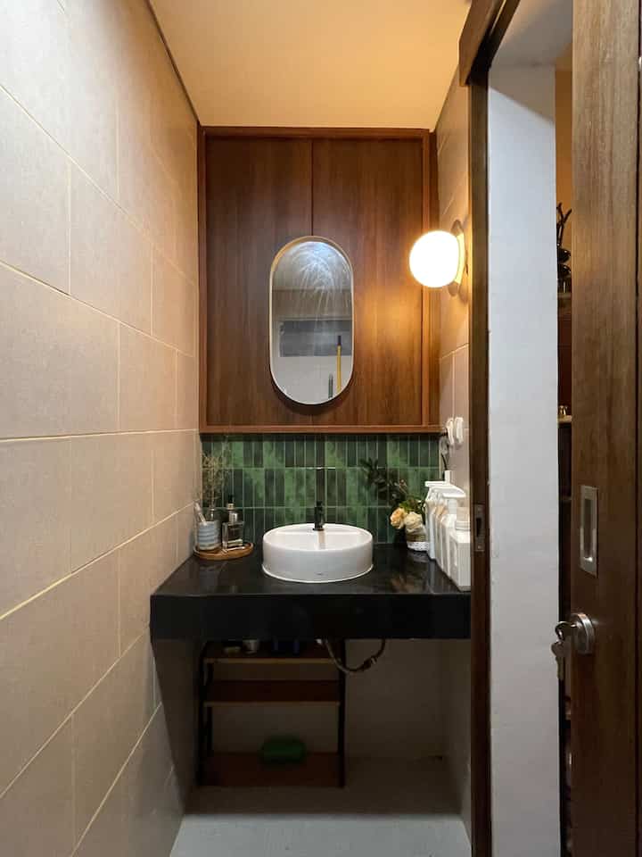 Make over Tipis Mini Powder Room 1 x 2,4meter🚽
🪵Wpc motif kayu
Supaya masih ada kesan warm bergaya vintage midcentury modern, motif kayu gelap yg senada dgn warna kayu pintu sliding bawaan developer.
🪞Cermin Oval frame Silver
Frame yg senada dgn kap lampu dinding.
💡Lampu dinding Kaca+Stainless Chrome
Lampu ikea bulat Simrishamn dgn lampu warm light yg cocok disandingkan dgn warna wpc kayu.
🤏Peel Sticker 3D Wall foam keramik tiles.
Looksnya mirip keramik yg praktis & effortless. Warna hijau membuat powder room lebih pop up.
✨Powder room multifungsi krna selain sbg toilet, top table dr wastafle yg lebar kami manfaatkan menyimpan botol2 liquid produk kebersihan, lalu dibawah wastafle utk penyimpanan galon krna letaknya yg dekat dgn tmpat air minum. dan hook utk sikat pel.
#PowderRoom #DekorasiToilet #MiniPowderRoom #MakeOverToilet #CerminKamarMandi #LampuDindingBulat #WPCdinding #WallfoamKeramik 