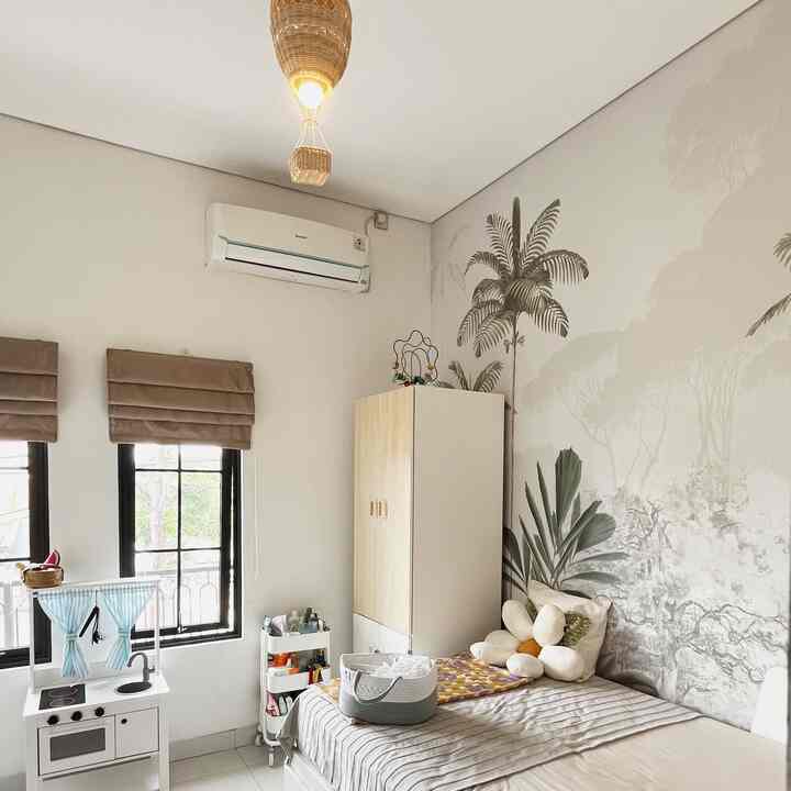 Hi O!House

Tahun ke 3 nempatin rumah ini, baru ada ide untuk upgrade kamar anak ini jadi lebih nyaman.

Salah satunya kami pakai wallpaper pada satu sisi dinding aja, pilih satu sisi agar tidak monoton & terlalu ramai. 

Kebanyakan furniture yang kami gunakan dari IKEA karena menurut kami ukuran & design nya juga sesuai yang kami inginkan. 

#KamarAnakMinimalis #IdeKamarAnak #WallapaperDinding #KamarTidur #KidsBaby #RumahMinimalis #BedroomIdeas  