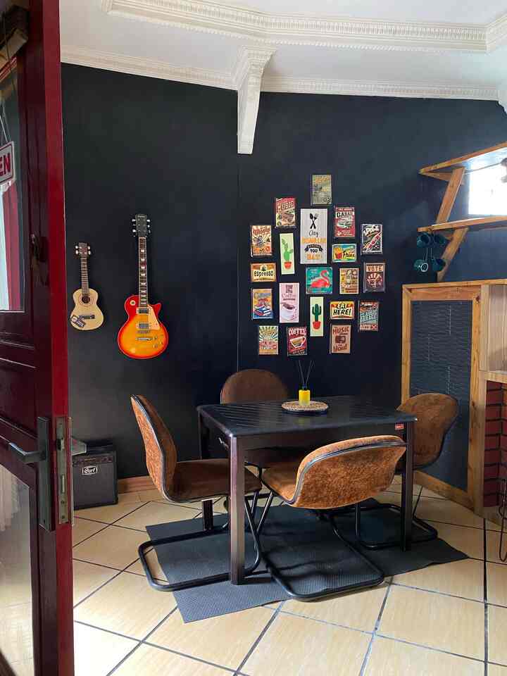 Plus minus cat warna hitam 
Plus : 
Low maintenence
Dinding tidak terlihat cepat kotor
Retouch cat cukup 1 tahun sekali (untuk dinding normal tidak lembab ya) 
Warna netral untuk semua dekorasi 

Minusnya :
Menyerap panas 
Membuat ruangn terasa kecil 

Gimana tertarik cat dinding rumah dengan warna hitam? Pastikan area dinding berlimpah cahaya yaa.. 

#CatHitam
#WarnaCatRumah
#Catdindinhrumah
#Catwarnagelap
#Bananaahome