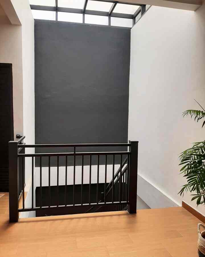 Siapa bilang warna hitam ga bisa bikin estetik? warna hitam yg identik dengan warna duka, warna suram, banyak nyamuk ternyata klo ditangan yg tepat bisa jadi ‘sesuatu’ coba mixed n match warna hitam dengan warna alam kaya coklat, putih & hijau. 


#industrialstyle #interiormodern #dekorasiruangtamu #colorpallete #beranibermainwarna #hitamsiapatakut #minimalis 