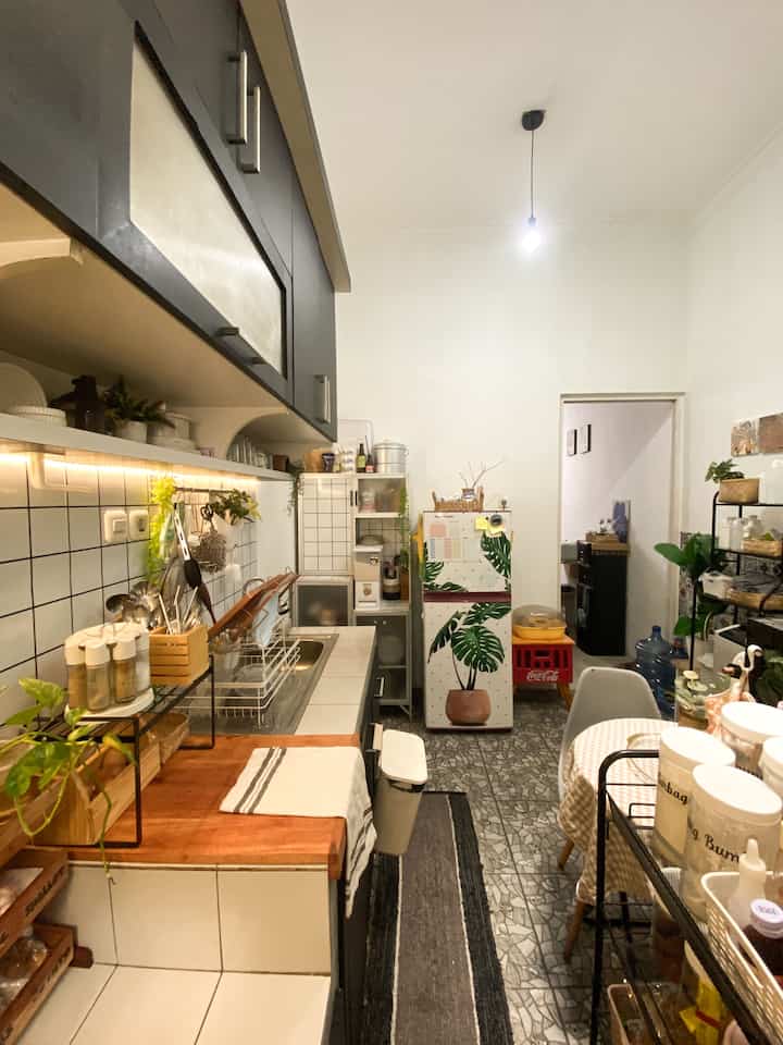✨ Tips Menyimpan Barang di Dapur Kecil ✨

Memaksimalkan penyimpanan di dapur yang merupakan kitchen set hasil dari pemilik sebelumnya dengan ukuran kabinet kitchen set 2.4m dan kondisi area bawah yang cukup lembab butuh strategi khusus agar tetap rapi dan fungsional. Berikut beberapa tips yang kami terapkan :

🔹 Gunakan Lemari Aluminium
Karena area bawah kitchen set cukup lembab, sehingga piring, alat masak, dan sebagian stok makanan lebih aman disimpan dalam lemari aluminium untuk menghindari kerusakan akibat kelembaban.

🔹 Penyimpanan Peralatan Rumah Tangga
Peralatan rumah disimpan dibagian bawah kabinet dalam storage putih agar mudah dicari dan dikelompokkan. Sementara itu, karena alat elektronik yang  kami miliki tidak banyak maka disimpan di kabinet atas bersama toples dan tumbler agar lebih efisien.

🔹 Rak dan Troli untuk Bumbu & Stok Bahan
	•	Bumbu dapur ditempatkan di area yang paling dekat dengan kompor untuk memudahkan saat memasak.
	•	Menggunakan troli beroda dengan storage berwarna coklat dan toples untuk menyimpan berbagai jenis tepung dan bahan makanan lainnya.

🔹 Pengaturan di Top Table Kabinet
Karena posisi meja dapur tidak sejajar dengan kompor, pengaturan barang disesuaikan agar lebih fungsional:
	•	Dekat kompor: rak khusus bawang dan peralatan memasak dalam wadah bening.
	•	Beberapa botol bumbu kaca putar untuk memudahkan saat memasak.

Sebenarnya masih banyak PR untuk menyempurnakan dapur ini agar lebih fungsional dan tidak terlalu banyak rak, mengingat kitchen set ini merupakan hasil dari pemilik sebelumnya. Tapi Alhamdulillah sejauh ini dapur ini masih nyaman digunakan sesuai dengan fungsinya! ✨🤗

#KitchenSet #kitchensetminimalis #Storage #KitchenOrganization #DapurRapi #PenyimpananDapur #RumahSecond 