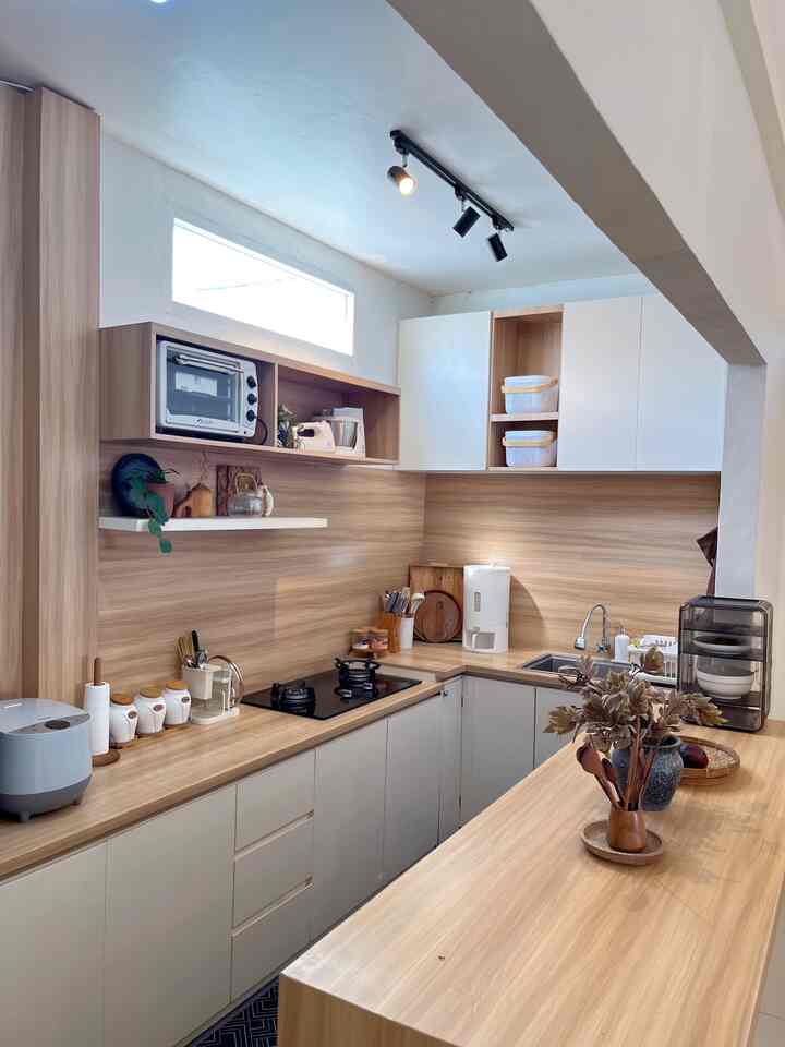 Setuju gak kalau sedikit barang sama dengan sedikit stress? 
Aku sih setuju banget yah, bahkan dengan ukuran dapur mini dengan storage terbatas gini aja semua perlengkapan barangku tuh muat semua, gak ada storage yang didesain khusus tapi penempatan yang tepat semua bisa pas aja. #KitchenOrganization
#DapurRapi #PenyimpananDapur #kitchenset #PlywoodHPL #DapurHPL 