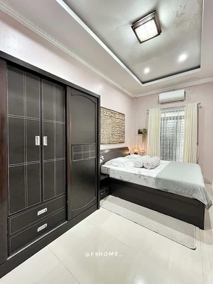 Kamar tidur utama yg tampak simple dan minimalis.
Aku cuma meletakkan beberapa furniture dan aksesories dengan warna yg senada biar ruangan kelihatan nyaman dan cozy.


#kamarutama #catdinding #warnacat #cat #catrumahminimalis #kasurbusa #kasurlipat #dipan #wallpaperdinding #wallpaperestetik #walldecor #bedroomstyling #inspirasikamar #kamartidurnyaman #kamaranaklaki-laki #kamaranakperempuan #kamartiduranak 