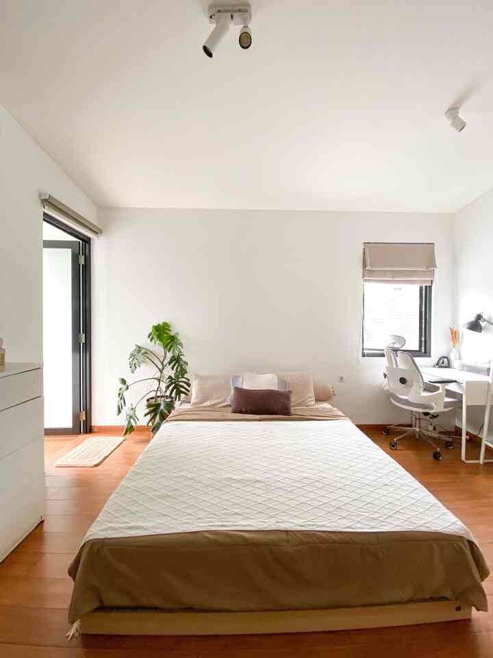 Di lantai mezzanine yang berfungsi sebagai master bedroom ini, kami menggunakan lantai granite motif kayu.
Rencana awal memakai vinyl, namun setelah banyak pertimbangan terutama soal maintenance dan durablenya, akhirnya kami pilih granite saja. Karena lantai granite lebih less maintenance dan juga awet tahan lama. Agar warm vibes tetap terasa, kami pilih granite dengan motif kayu seperti ini.

#InspirasiLantaiRumah #LantaiKamarTidur #GraniteMotifKayu #WarnaCatRumah #LantaiGranite #InspirasiKamarTidur #KamarTidurMinimalis