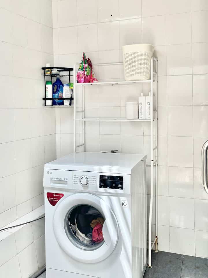Tempat cuci baju/ laundryroom yang sangat sederhana, sebenarnya ruang cuci ini belum jadi 100% hanya ada mesin cuci dan rak mesin cuci,, semoga kedepan bisa bikin area loundrroom yg lebih aesthetik lagi #laundryroom #tempatcucibaju #kamarmandiminimalis #mesincuci #cucibaju #dekorminimalis 
