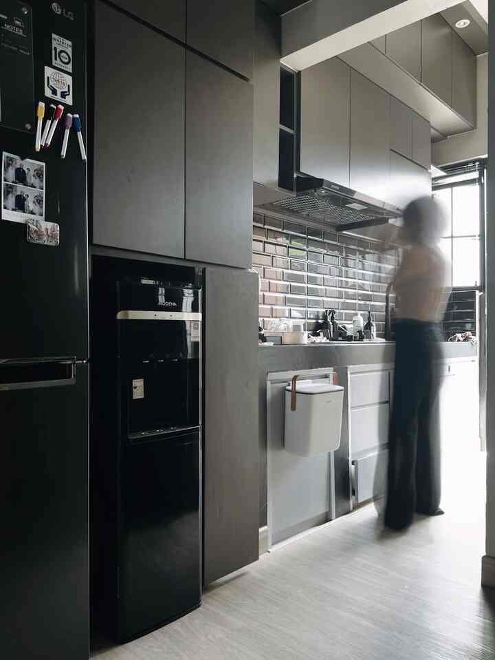 It doesn't matter if the kitchen is small, the important thing is to keep it tidy! The key is, all kitchen items must have their own 'home'. Use a multifunctional organizer so that all kitchen needs are stored neatly and hidden. 

That's my main trick. Hopefully it can be an inspiration! 🤍 

#TidySmallKitchen #OrganizerKeren #TipsDapur #HematRuang #KitchenGoals #kitchenorganization #dapurrapi #penyimpanandapur