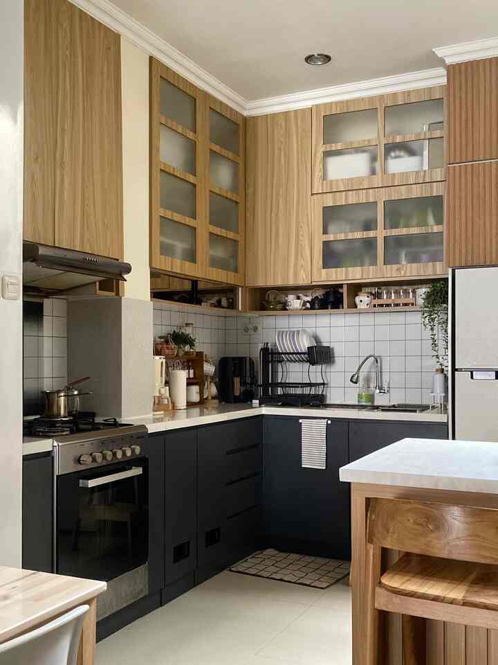 🍃Dapur Mungil Makin Rapi Pakai Storage Tersembunyi 

Dapur buatan tahun 2016 yang seiring berjalan waktu mengalami perbaikan dan perubahan. Namun desain kabinet dan laci-lacinya masih sama seperti saat awal. Kabinet dibuat sampai plafon agar memuat lebih banyak barang dan menghindari debu. Dominan dengan pintu tertutup agar lebih rapi.

Kitchen organization tidak banyak berbeda dengan dapur lain, seperti penyimpanan sendok, piring dan alat dapur dengan laci standar. 

Yang mungkin bisa ditiru idenya adalah
📌 Laci tarik untuk menyimpan toples bahan makanan, berada di sebelah kompor. 
📌Rak bertingkat dipakai untuk menjaga kerapian botol-botol minum, agar tidak mudah jatuh. 
📌Toples tepung ditaruh di sisa space pintu lemari atas dapur berupa rak bersusun.
📌Rak kayu susun di taruh di top table untuk menyimpan bumbu-bumbu.

#rakpiring #airfryer #bottleholder #teacupholder #mugholder #ricecontainer #wadahberas #kitchenorganization #dapurrapi #penyimpanandapur

