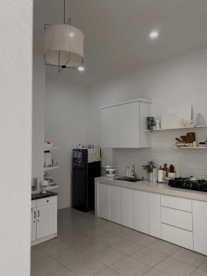 Ide penyimpanan dapur minimalis segaris ✨

#lampugantung #hplkitchenset #mejadapur #kitchenorganization #dapurrapi #penyimpanandapur