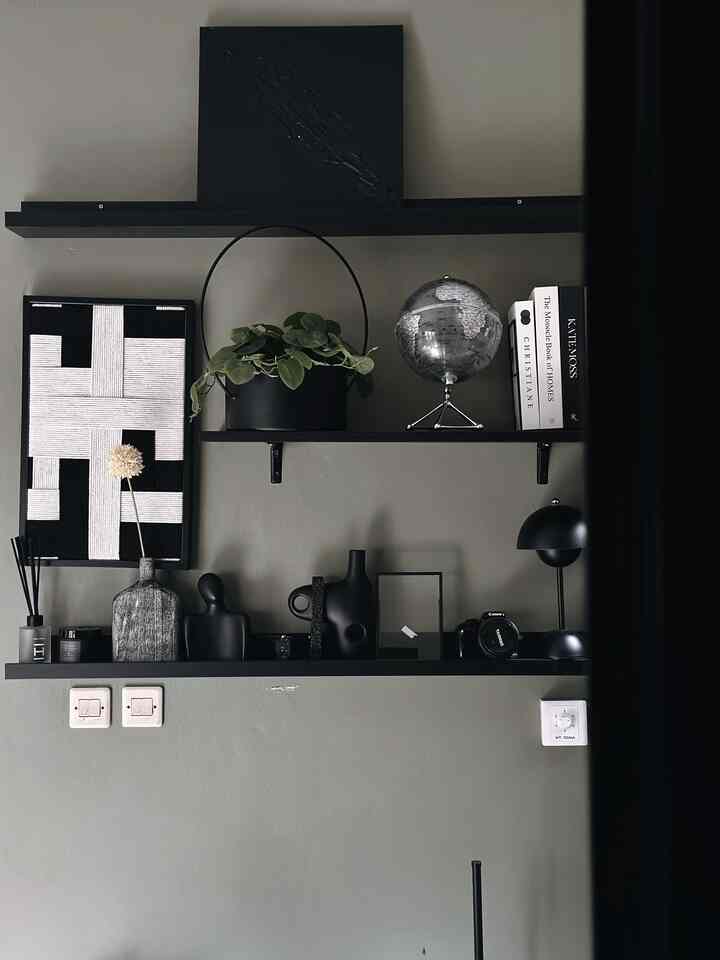 Home office adalah spot paling favorit di rumah, Aku pastikan area ini super nyaman dengan dekorasi hitam sebagai poin utama. Biar nggak monoton, aku tambahkan sentuhan warna green sage di dinding—hasilnya lebih fresh dan hidup banget! Kombinasi warna gelap dan nuansa hijau ini bikin suasana kerja jadi lebih segar dan produktif. Gimana? 

Ada yang punya ide lain? Yuk kasih komen ☺️

#HomeOfficeGoals #DekorasiMinimalis #NuansaHijau #GreenSage #RuangKerjaNyaman #InspirasiRumahKecil #DekorasiRumahIdaman #OutdoorVibes #InteriorHits #WorkFromHomeIdeas