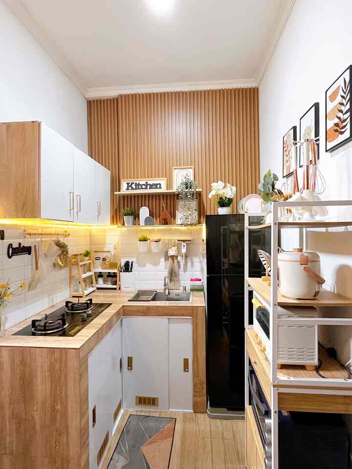 Dapur mungil tanpa kitchen set ✨

Dapur ini berukuran 2 x 1,5 meter kami dekor menggunakan modal yang sangat low budget.
Untuk kolong dapur kami DIY menggunakan plafon pvc dan rel alumunium, dan kami gunakan rak dan ambalan untuk penyimpanan.

Meskipun mungil dapur ini sudah sangat cukup untuk kegiatan masak setiap hari.

Semoga menginspirasi 🤗

#DapurSederhana #MakeOver #MakeOverDapur #DapurMungil #IdeDapurMungil #InspirasiDapur