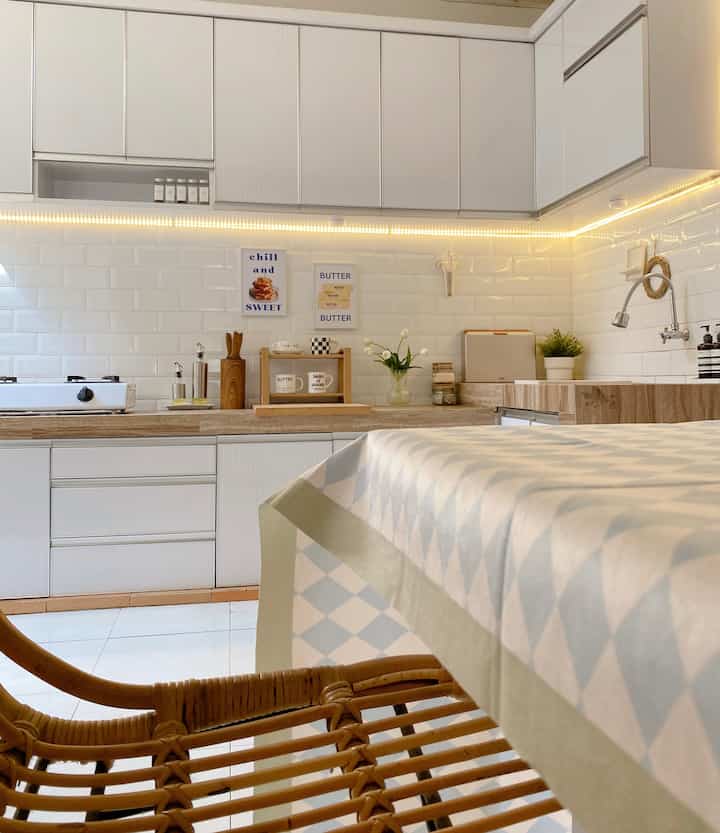 Dapur ini aku setting berwarna putih dengan banyak tempat penyimpanan adalah salah satu tips agar terlihat tetap minimalist..Kabinet dapur atas-bawah aku gunakan secara maksimal untuk menyimpan barang-barang yang berwarna-warni :) .. untuk menyusun piring, aku menggunakan rak besi ramping agar menghemat tempat.. sisipan rak variera juga aku pakai untuk memaksimalkan kabinet dapur :) #kitchenset #kitchensetminimalis #kitchenorganization #dapurrapi #penyimpanandapur #dapurminimalis #dapurputih #organisasipenyimpanan #organisasidapur