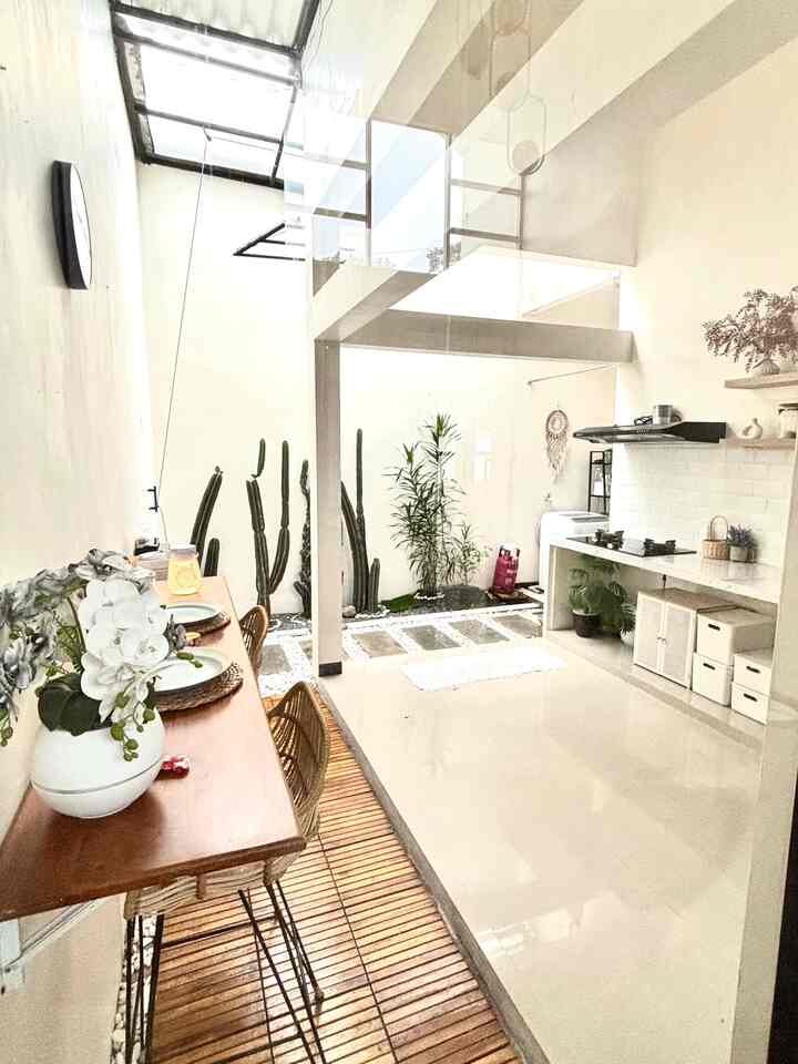 karena di ruma.dyaksa belum terpasang kitchen set maka untuk peralatan dan keperluan dapur kami menyimpan nya pada box organization dan sebuah lemari kecil🥰  Dan untuk peralatan elektronik lainnya kami membuat sebuah rak susun terbuat dari kayu❤️✨ 

#KitchenSet #KitchenOrganization #DapurRapi #PenyimpananDapur #RakPenyimpanan #BoxOrganization
