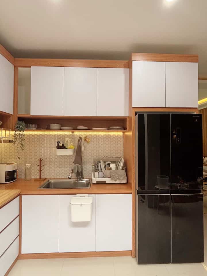 Tips organizing dapur supaya terlihat rapi & cantik 🧑‍🍳✨

🚪 Jika perabotan banyak, perbanyak kabinet tertutup & minim kabinet terbuka. Kabinet terbuka bisa untuk barang yg sering dipakai / dekorasi.

🍽️ Jika ingin memajang beberapa alat makan dibagian kabinet terbuka, supaya mudah dijangkau. Pilih kitchenware dengan warna terang & netral. 

🗄️ Penyimpanan dikabinet bawah aku simpan barang yg sering dipakai. Sedangkan kabinet atas untuk penyimpanan barang yang jarang dipakai. 

#Kitchen #KitchenTips #KitchenOrganizing #PenyimpananBarangDapur #KitchenSet #KitchenSetMinimalis #OrganizerKitchen #HPL #KitchenJapandi #KitchenOrganization #DapurRapi #PenyimpananDapur