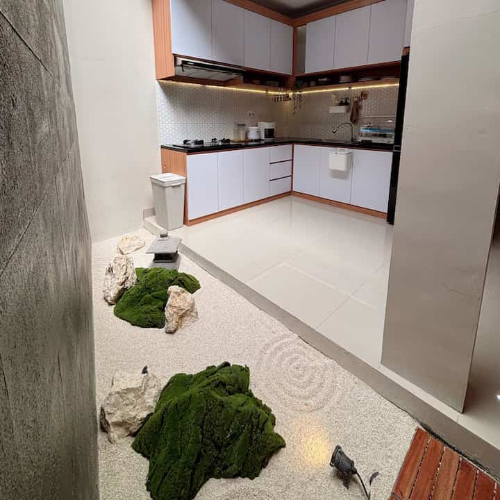 Zen garden dirumah japandi 🌱🇯🇵

Di area belakang tepatnya disebelah kitchen area ada tanah sisa yang aku manfaatkan jadi area bukaan cahaya & dijadian taman kering 🍂

Aku pilih konsep zen garden karena simple minimalis & cocok sama tema rumahku yang japandi 🏠

Selain simple & estetik, taman kering juga punya kelebiha less maintenance dari pada taman hidup 💦

Dibagian atas diberi kanopi solarstuff bening jadi cahaya bebas masuk & dapur jadi terang 🌤️

Sebalah area taman ada area multifungsi yang diberi alas decking kayu supaya lebih warm & estetik 🪵

#TamanKering #ZenGarden #TamanDiDalamRumah #TamanMinimalis #TamanLessMaintenance #TamanJepang #TamanKeringIndoor #TamanIndoor 