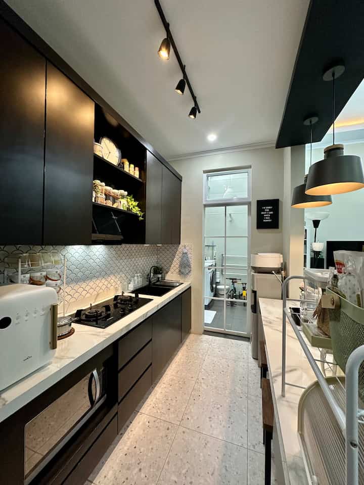 • Kitchen Organization Hacks • 

Hello, O!House friends, menyiasati dapur dan ruang makan yang compact, aku menggunakan kitchen set tertutup untuk menyimpan tableware dan alat-alat masak. Sedangkan rak-rak terbuka digunakan untuk menyimpan bahan-bahan/ cemilan/ minuman sehari-hari.

🥨 Di dalam kabinet kitchen set, aku menggunakan container plastik berwarna putih untuk menyimpan tumbler, lunch box, wadah-wadah saji dan peralatan memasak
🥨 Di atas table top dapur, aku meletakkan rak bumbu dan toples/ jar tempat bumbu agar memudahkan saat memasak
🥨 Di atas cooker hood terdapat rak terbuka tempat aku meletakkan toples/ jar berisi sereal, kopi dan teh instan
🥨 Di area meja makan, aku menambahkan rak besi microwave yang aku letakkan keranjang untuk menyimpan snack anak-anak, botol minyak goreng, stoples kerupuk, juga storage tertutup untuk menyimpan selai, madu, bawang goreng, saus sambal, margarin, dll.

Meskipun compact dan minimalis, semua kebutuhan penyimpanan dapat terpenuhi di dapur + dining room ini.

#RakMicrowave
#KitchenSetMinimalis
#RakBumbu
#RakBesi
#KitchenOrganization
#DapurRapi
#PenyimpananDapur