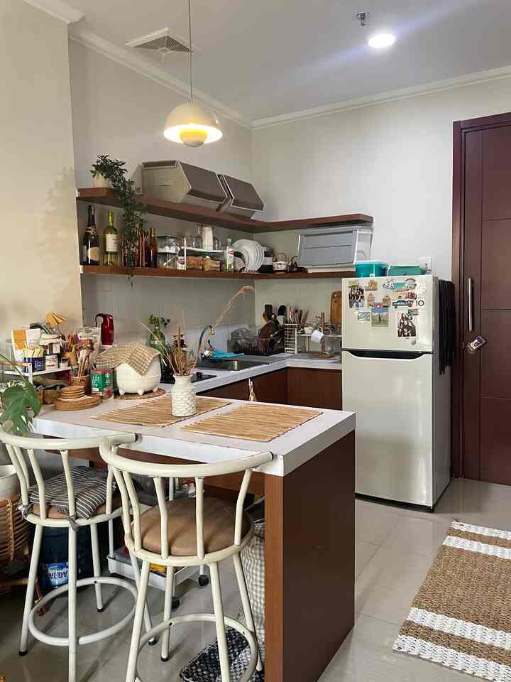 Tips supaya Dapur mini terlihat lega dan tidak byk barang, dibutuhkan tempat penyimpanan yg memadai. Contohnya storage troli utk simpan bumbu2 dapur dan panci2 serta alat masak lainnya berada di bawah lemari sink dengan storage 2 tingkat. 

#KitchenSetMinimalis #MiniKitchen #DekorasiKitchen #KitchenOrganization #DapurRapi #PenyimpananDapur