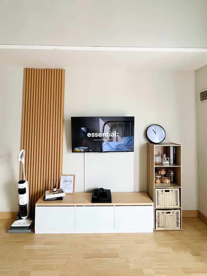 Inspirasi ruang TV minimalis. ✨

Ruang tv ini salah satu tempat me time favorit keluarga. Dengan sentuhan woodpanel ditambah dengan cabinet tv yang minimalis membuat ruang tv ini menjadi terlihat elegant.

Semoga menginspirasi ✨

#ruangtv #ruangkeluarga #backdroptv #ruangtvminimalis #homedecor #rumahminimalis #rumahsegaris #ruangtvminimalis #wallpanel #cabinettv #rakbuku
